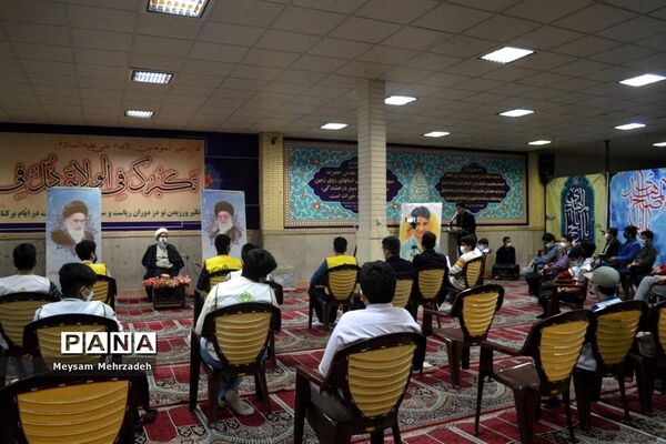 دیدار جمعی از نخبگان و اعضای تشکل‌های دانش آموزی  پسربا نماینده ولی فقیه در استان و امام جمعه بوشهر