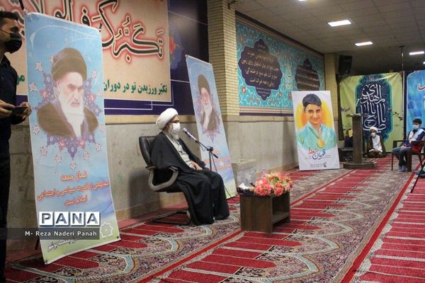 دیدار جمعی از نخبگان و اعضای تشکل‌های دانش آموزی  پسربا نماینده ولی فقیه در استان و امام جمعه بوشهر