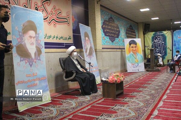 دیدار جمعی از نخبگان و اعضای تشکل‌های دانش آموزی  پسربا نماینده ولی فقیه در استان و امام جمعه بوشهر