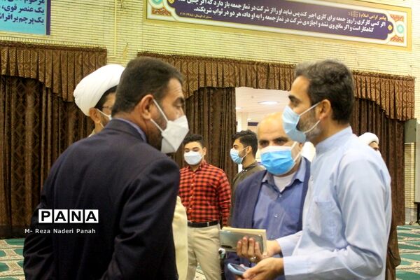 دیدار جمعی از نخبگان و اعضای تشکل‌های دانش آموزی  پسربا نماینده ولی فقیه در استان و امام جمعه بوشهر