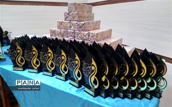 آیین تقدیر از دانش آموزان و فرهنگیان نخبه فرهنگی و هنری