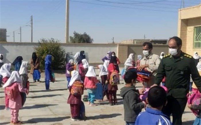 ۱۵۰ بسته لوازم‌التحریر به دانش‌آموزان کمتر برخوردار شهرستان هامون اهدا شد