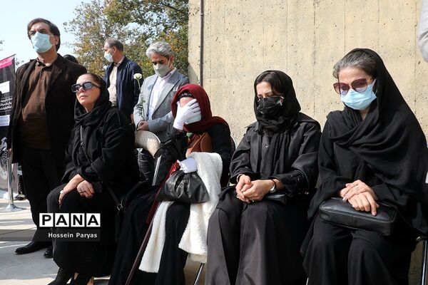 مراسم تشییع پیکر مرحومه ایران درودی هنرمند نقاش