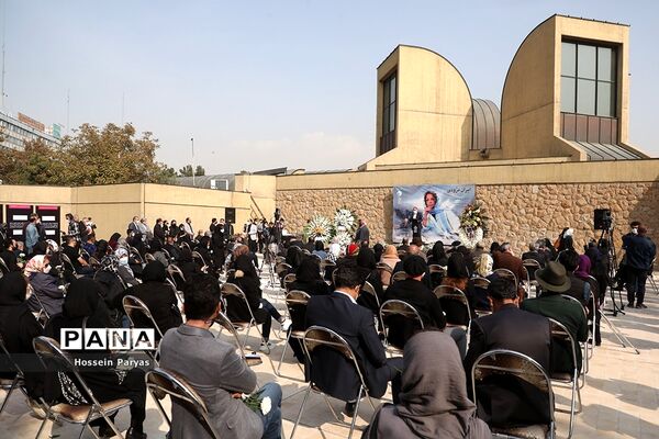 مراسم تشییع پیکر مرحومه ایران درودی هنرمند نقاش