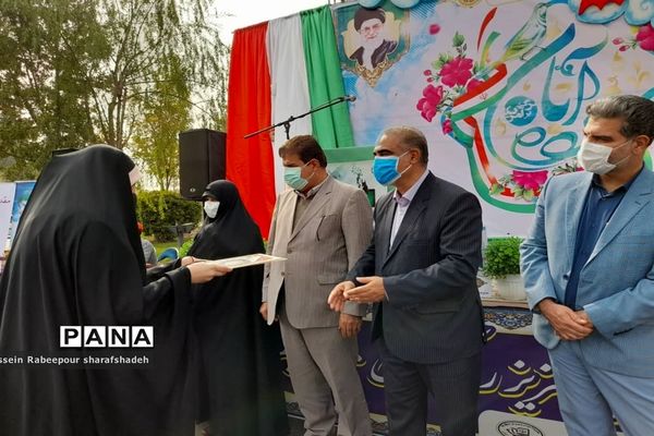 مراسم استکبار ستیزی در میدان دانش آموز منطقه 16 تهران