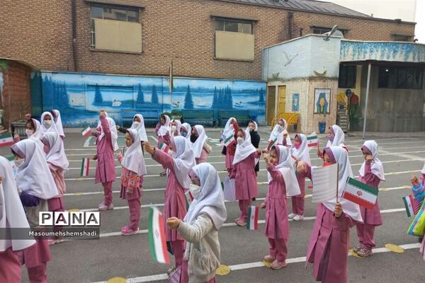 زنگ ملی مبارزه با استکبار جهانی  درمدارس منطقه ۱۲