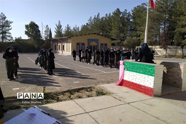 نواختن زنگ استکبار ستیزی در مدرسه نمونه دولتی فروغ علم شهرستان نهبندان