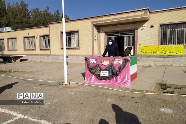 نواختن زنگ استکبار ستیزی در مدرسه نمونه دولتی فروغ علم شهرستان نهبندان