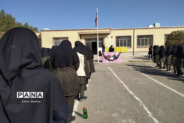 نواختن زنگ استکبار ستیزی در مدرسه نمونه دولتی فروغ علم شهرستان نهبندان