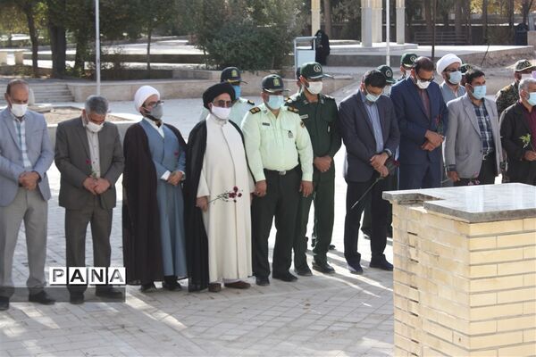 عطرافشانی گلزارشهدای ابرکوه به مناسبت روز 13 آبان