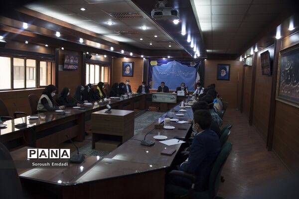 نشست صمیمانه مدیر‌کل آموزش و پرورش استان فارس با نمایندگان تشکل‌های دانش آموزی