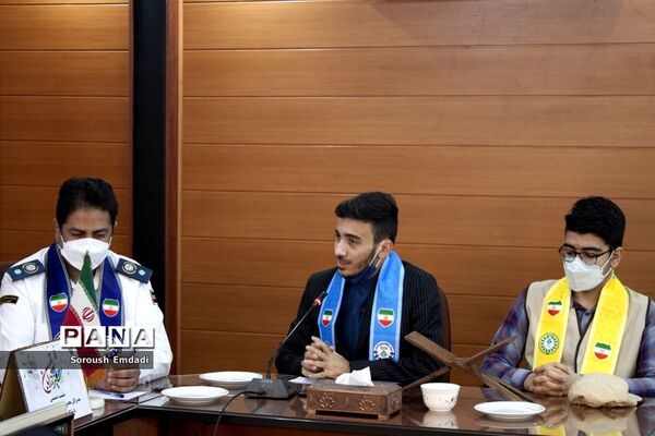 نشست صمیمانه مدیر‌کل آموزش و پرورش استان فارس با نمایندگان تشکل‌های دانش آموزی