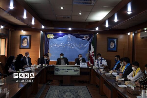 نشست صمیمانه مدیر‌کل آموزش و پرورش استان فارس با نمایندگان تشکل‌های دانش آموزی