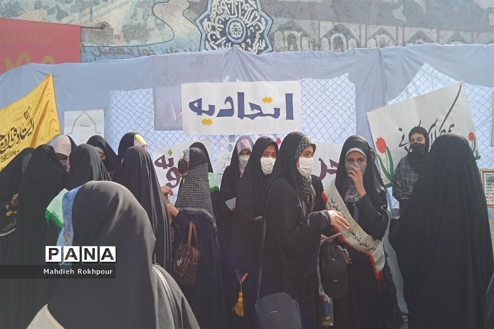 تریبون آزاد دختران انجمنی دبیرستان نرجسیه بیرجند در حاشیه راهپیمایی 13آبان