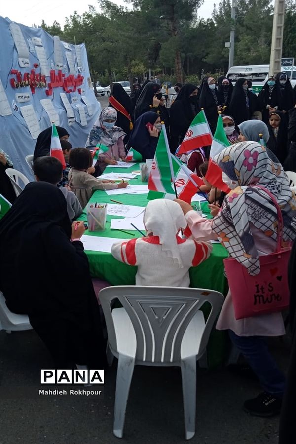 تریبون آزاد دختران انجمنی دبیرستان نرجسیه بیرجند در حاشیه راهپیمایی 13آبان