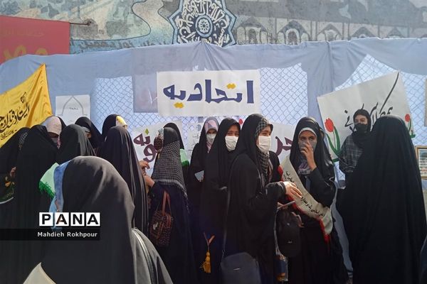 تریبون آزاد دختران انجمنی دبیرستان نرجسیه بیرجند در حاشیه راهپیمایی 13آبان