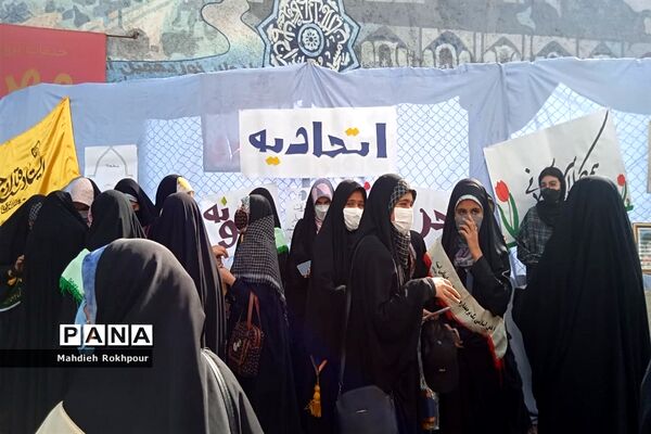 تریبون آزاد دختران انجمنی دبیرستان نرجسیه بیرجند در حاشیه راهپیمایی 13آبان