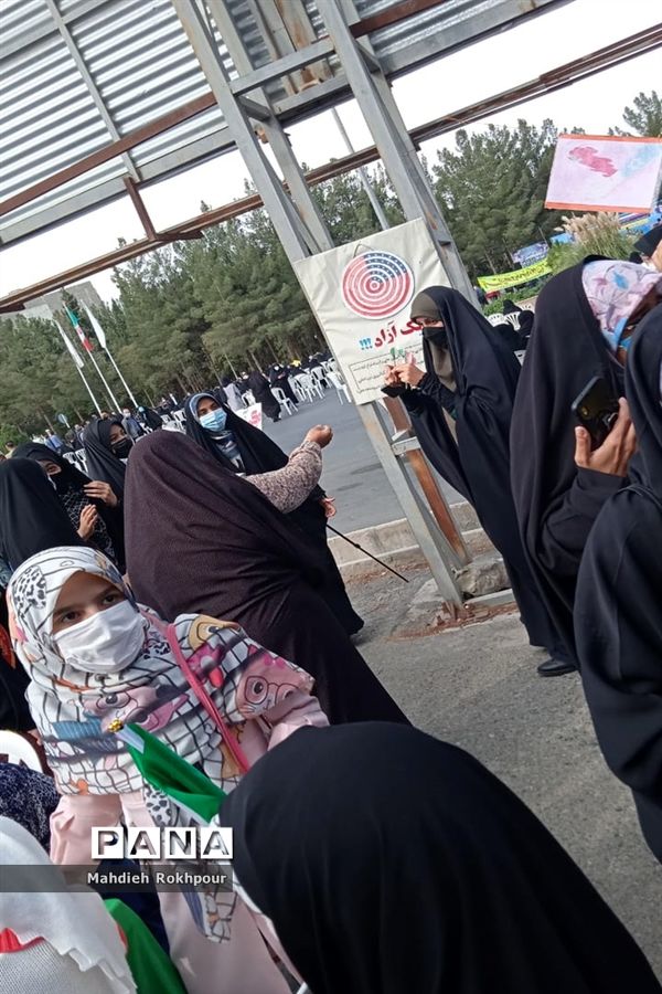 تریبون آزاد دختران انجمنی دبیرستان نرجسیه بیرجند در حاشیه راهپیمایی 13آبان