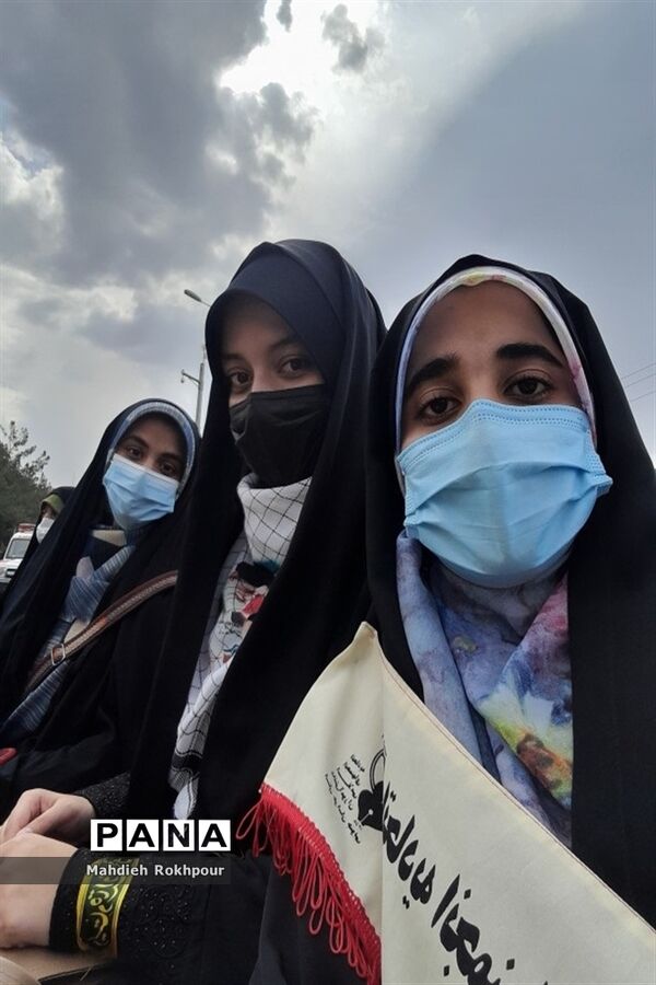 تریبون آزاد دختران انجمنی دبیرستان نرجسیه بیرجند در حاشیه راهپیمایی 13آبان
