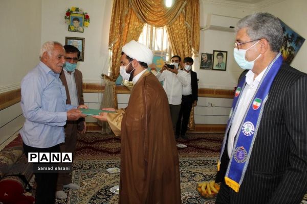 دیدار رئیس سازمان دانش‌آموزی کهگیلویه و بویراحمد با خانواده شهدای دانش‌آموز دهدشت