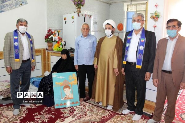 دیدار رئیس سازمان دانش‌آموزی کهگیلویه و بویراحمد با خانواده شهدای دانش‌آموز دهدشت