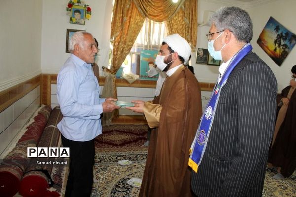 دیدار رئیس سازمان دانش‌آموزی کهگیلویه و بویراحمد با خانواده شهدای دانش‌آموز دهدشت