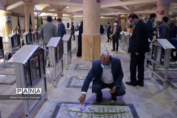 عطرافشانی قبور مطهر شهدا و تجدید میثاق با گلگون کفنان دفاع مقدس در بوشهر