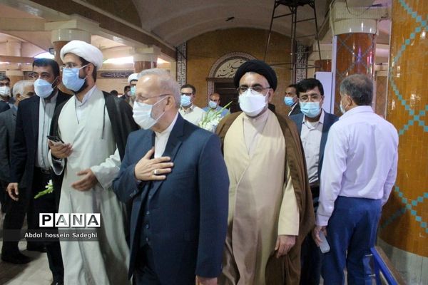 عطرافشانی قبور مطهر شهدا و تجدید میثاق با گلگون کفنان دفاع مقدس در بوشهر