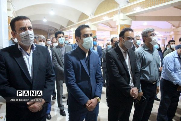 عطرافشانی قبور مطهر شهدا و تجدید میثاق با گلگون کفنان دفاع مقدس در بوشهر