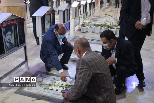 عطرافشانی قبور مطهر شهدا و تجدید میثاق با گلگون کفنان دفاع مقدس در بوشهر