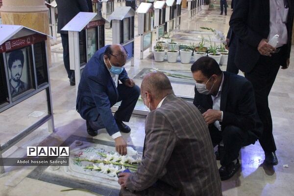 عطرافشانی قبور مطهر شهدا و تجدید میثاق با گلگون کفنان دفاع مقدس در بوشهر