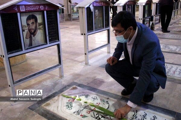 عطرافشانی قبور مطهر شهدا و تجدید میثاق با گلگون کفنان دفاع مقدس در بوشهر
