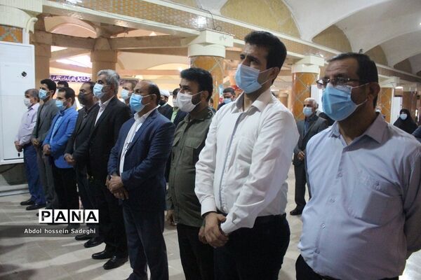 عطرافشانی قبور مطهر شهدا و تجدید میثاق با گلگون کفنان دفاع مقدس در بوشهر