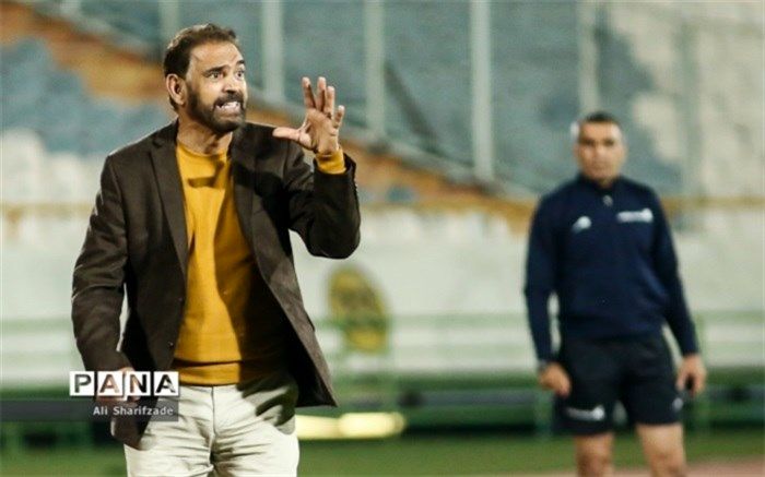 فیروز کریمی استعفا داد