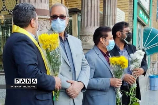 حضور دانش‌آموزان و رئیس آموزش و پرورش ناحیه یک ری در حرم حضرت عبدالعظیم(ع)