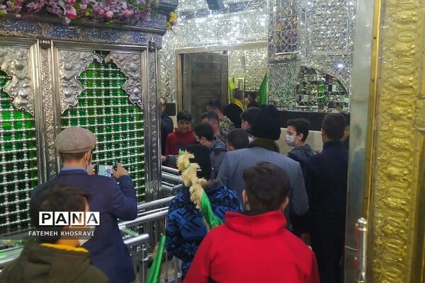 حضور دانش‌آموزان و رئیس آموزش و پرورش ناحیه یک ری در حرم حضرت عبدالعظیم(ع)