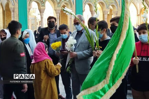 حضور دانش‌آموزان و رئیس آموزش و پرورش ناحیه یک ری در حرم حضرت عبدالعظیم(ع)