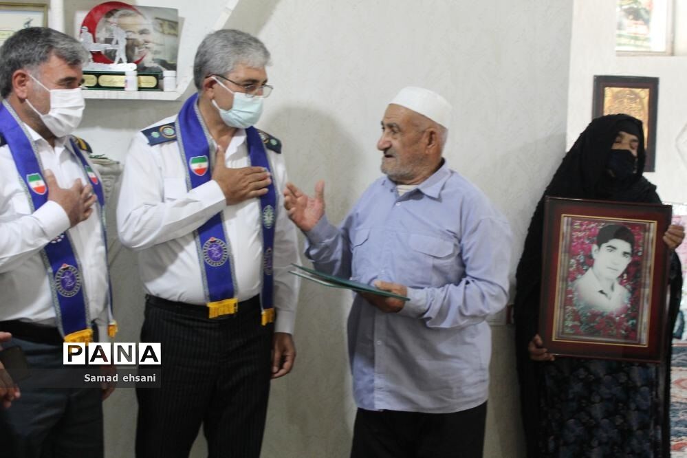 دیدار رئیس سازمان دانش‌آموزی کهگیلویه و بویراحمد با خانواده دانش‌آموز شهید «حسین تقی نژاد»