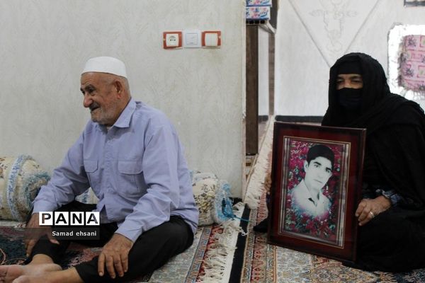 دیدار رئیس سازمان دانش‌آموزی کهگیلویه و بویراحمد با خانواده دانش‌آموز شهید «حسین تقی نژاد»