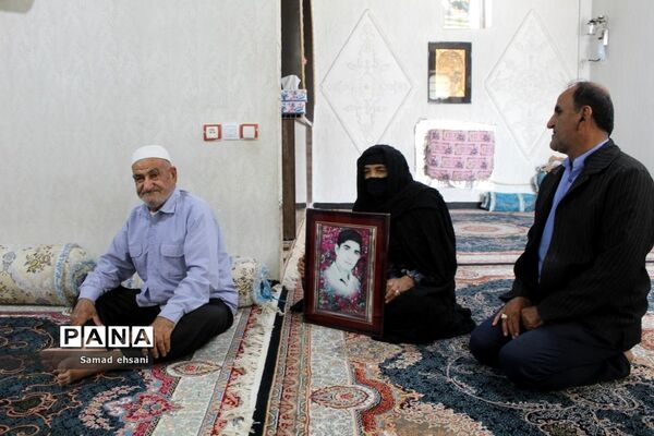 دیدار رئیس سازمان دانش‌آموزی کهگیلویه و بویراحمد با خانواده دانش‌آموز شهید «حسین تقی نژاد»