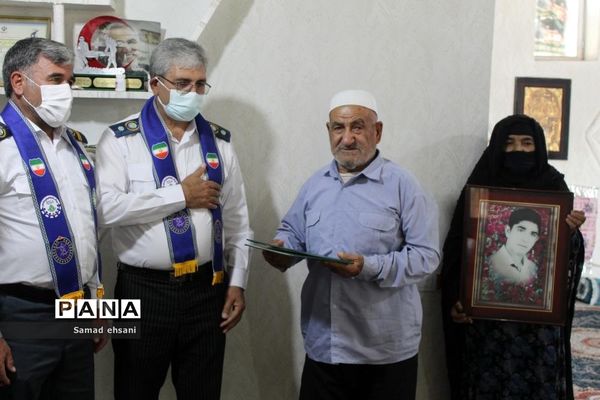 دیدار رئیس سازمان دانش‌آموزی کهگیلویه و بویراحمد با خانواده دانش‌آموز شهید «حسین تقی نژاد»