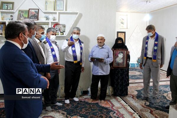 دیدار رئیس سازمان دانش‌آموزی کهگیلویه و بویراحمد با خانواده دانش‌آموز شهید «حسین تقی نژاد»