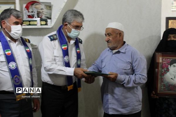 دیدار رئیس سازمان دانش‌آموزی کهگیلویه و بویراحمد با خانواده دانش‌آموز شهید «حسین تقی نژاد»