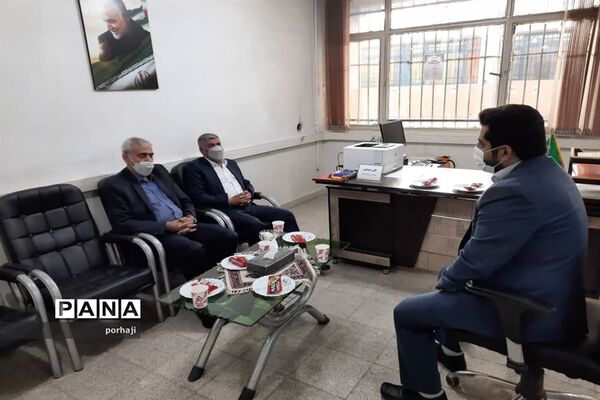 نشست هم‌اندیشی مربیان پیشتاز فولاد شهر با حضور مدیر سازمان دانش‌آموزی استان اصفهان