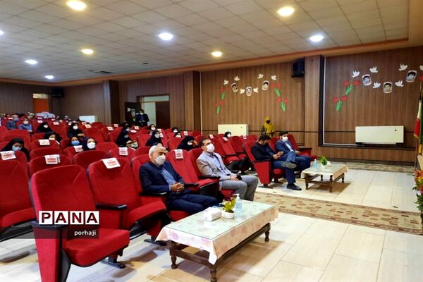 نشست هم‌اندیشی مربیان پیشتاز فولاد شهر با حضور مدیر سازمان دانش‌آموزی استان اصفهان