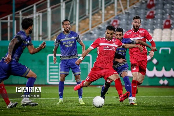 دیدار تیم‌های پرسپولیس  و گل‌گهر سیرجان