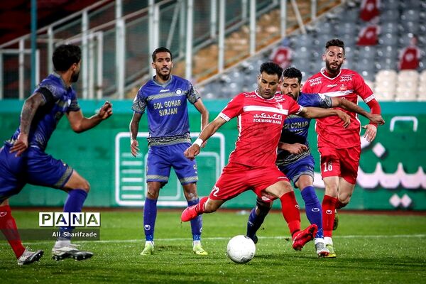 دیدار تیم‌های پرسپولیس  و گل‌گهر سیرجان