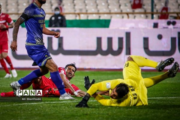 دیدار تیم‌های پرسپولیس  و گل‌گهر سیرجان