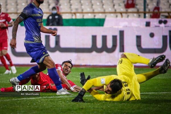 دیدار تیم‌های پرسپولیس  و گل‌گهر سیرجان