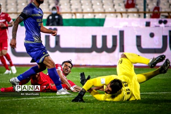 دیدار تیم‌های پرسپولیس  و گل‌گهر سیرجان